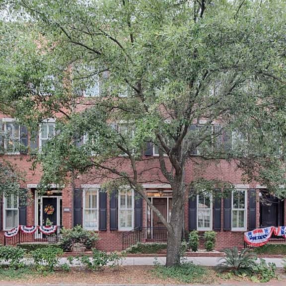 Liberty Street Redbrick Townhouse - Image 1