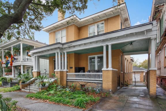 Big Yellow Brick House - Victorian District - Image 1